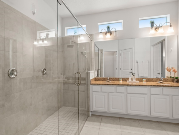 Luxury Vacation Home in Kissimmee 6-Bedroom Home with Private Pool & Great Amenities